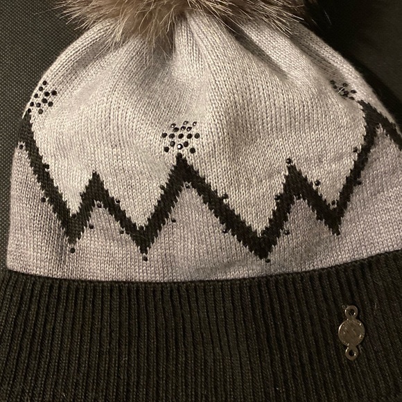 HARRICANA SNOW BEANIE WITH UPCYCLED SILVER FOX FUR POM RARE Grey/Black MIX - Picture 2 of 15